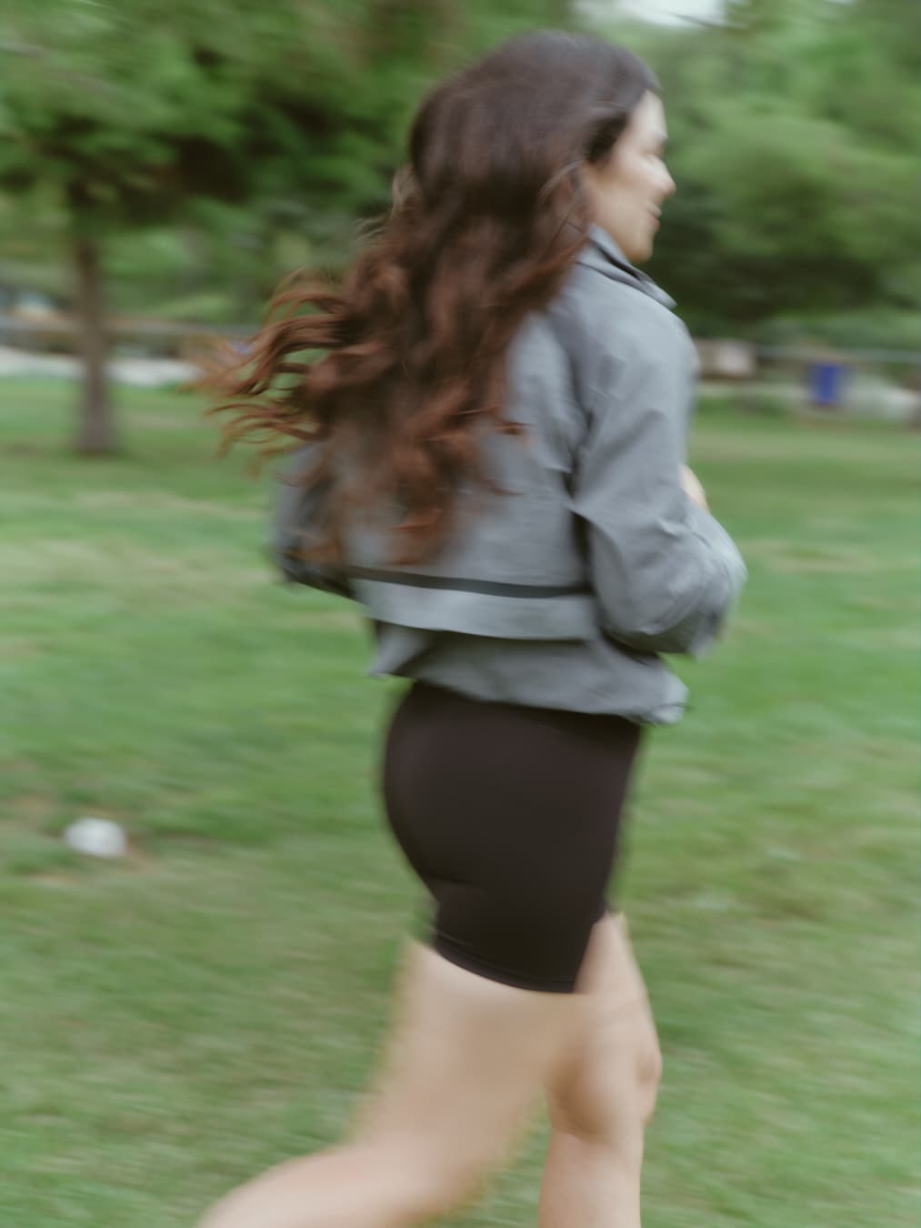 Guada corriendo en un parque, con el pelo en movimiento